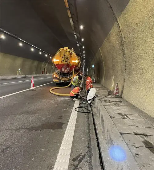 瓯海隧道排水渠清淤